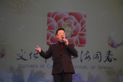 中国侨网阎维文演唱歌曲《母亲》。(图片来源：欧洲时报记者夏晓彤 摄)