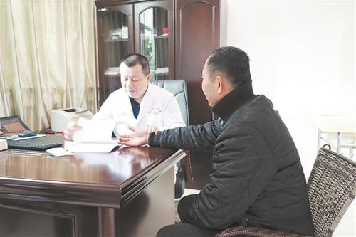 中国侨网以“简、便、廉、验”为特色的中医，受到越来越多市民的欢迎。（郭小梅 摄）
