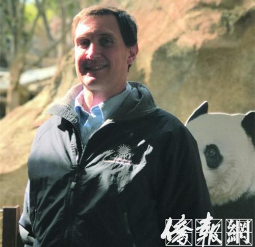 中国侨网国家动物园熊猫馆馆长迈克尔·布朗- 帕尔斯格鲁夫接受记者采访。(美国《侨报》/徐一凡 摄)