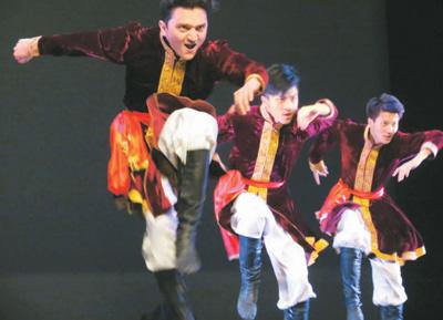 中国侨网图为具有维吾尔族特色的舞蹈《新靴子》