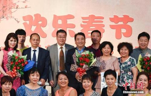 中国侨网图为姜昆(后右五)、中国驻圣保罗总领事宋扬(后右六)等与当地侨胞合影。 中新社记者 莫成雄 摄