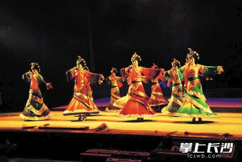 中国侨网在2017年东亚文化之都·日本京都活动年开幕式上，长沙歌舞剧院演出了极具湖湘风情和长沙特色的文艺节目，受到高度评价。(陆明榜 摄)