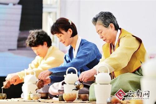 中国侨网中韩日茶道名师名器齐聚昆明。(高伟 摄)