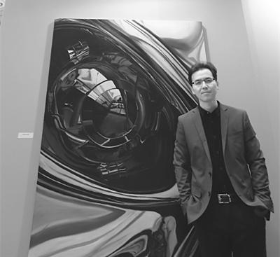 中国侨网图为周松及其参展作品《熵 No3》。(黄昊 摄)