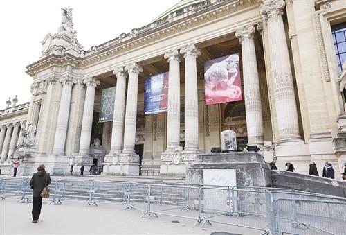 中国侨网艺术沙龙联展的展出场馆——著名的巴黎大皇宫。(李鸿涛 摄)
