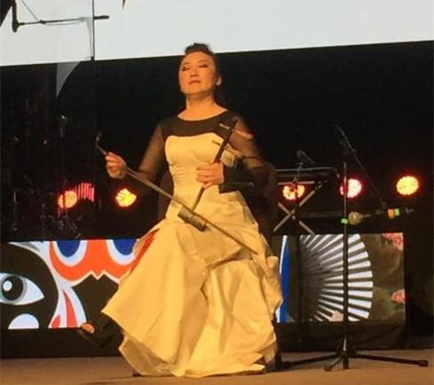 中国侨网吴小妹在《乡音乡情》春节晚会上以京胡独奏的方式表演了曲目《夜深沉》。(美国《世界日报》/黄少华 摄)