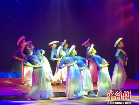 中国侨网图为演员们在表演京族舞蹈《京海渔歌》。　钟建珊 摄