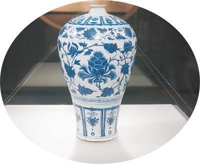 中国侨网景德镇中国陶瓷博物馆馆藏的元代青花缠枝牡丹纹梅瓶。(王萌 摄)