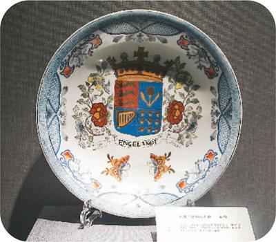 中国侨网景德镇中国陶瓷博物馆馆藏的英格兰城市纹章瓷盘，是乾隆时期的外销纹章瓷。(王萌 摄)