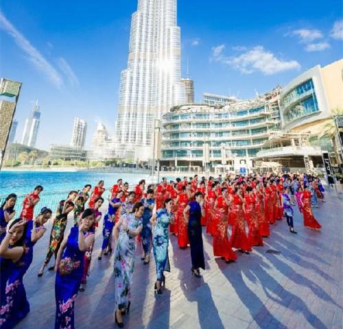 中国侨网2017年1月15日，身着旗袍的快闪活动参与者在阿联酋迪拜世界最高建筑——哈利法塔脚下表演。(新华社资料图)