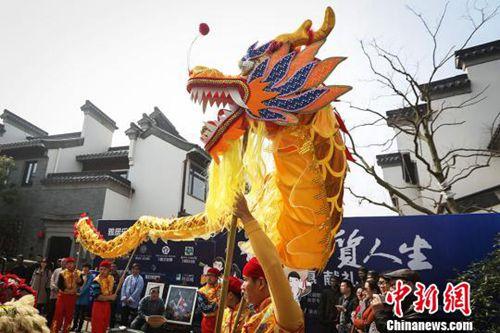 中国侨网资料图:农历二月二 南京城南老街“龙抬头”。民间舞龙队在南京城南老街舞龙。泱波 摄
