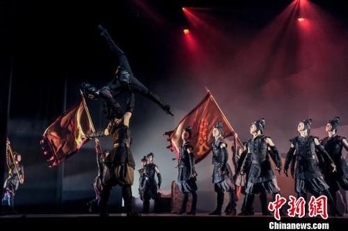 中国侨网香港舞蹈团的大型舞剧《花木兰》将于今年4月在伦敦演出。图为这部舞剧2013年演出时的剧照。(HKDC 摄)