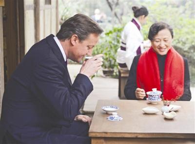 中国侨网卡梅伦在杜甫草堂品盖碗茶