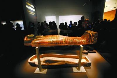 中国侨网“大英博物馆100件文物中的世界史”展览在国博开展。(吴镝 摄)