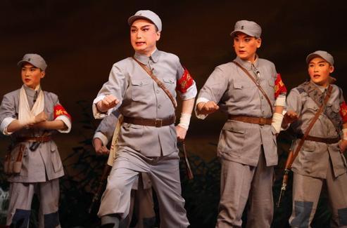 中国侨网谭孝曾(左)出演现代京剧《沙家浜》(资料图)