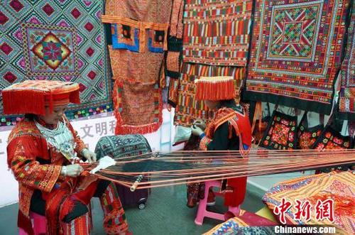 中国侨网图为瑶族织绣传承人展示技艺。 赵琳露 摄