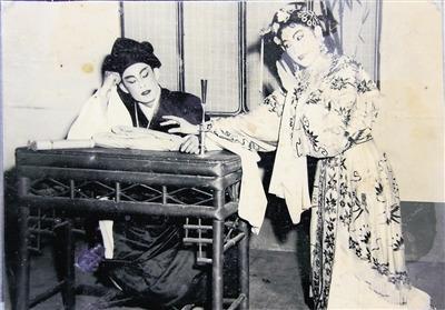 中国侨网1957年，著名琼剧演员陈华、王英蓉演绎经典琼剧《张文秀》。（资料图）