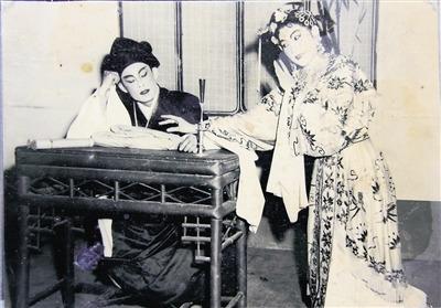 中国侨网1957年,著名琼剧演员陈华、王英蓉演绎经典琼剧《张文秀》。(资料图)