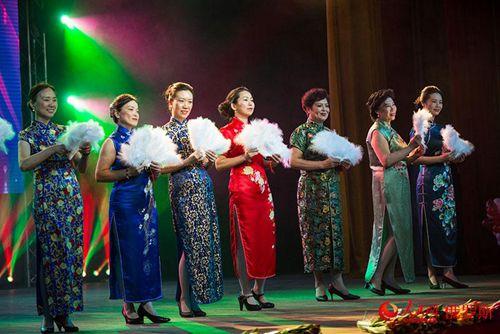 中国侨网由莫斯科华人妇女联合会表演的旗袍秀(人民网记者 屈海齐 摄)