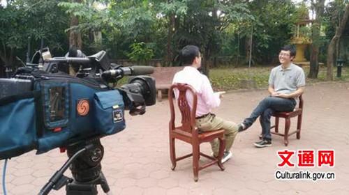 中国侨网媒体访问中国援柬吴哥古迹保护工作队。（图片来源：文化部网站）