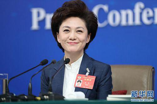 中国侨网3月7日,全国政协十二届五次会议举行“政协委员谈坚定文化自信讲好中国故事”记者会,5位全国政协委员刘长乐、冯骥才、苏士澍、成龙、海霞就弘扬中华优秀传统文化、培育和践行社会主义核心价值观、繁荣发展社会主义文艺、大力发展社会主义先进文化、推动中外人文交流等问题回答记者提问。图为全国政协委员海霞。新华网/中国政府网 翟子赫 摄