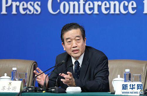 中国侨网3月7日,全国政协十二届五次会议举行记者会,5位全国政协委员刘长乐、冯骥才、苏士澍、成龙、海霞就弘扬中华优秀传统文化、培育和践行社会主义核心价值观、繁荣发展社会主义文艺、大力发展社会主义先进文化、 推动中外人文交流等问题回答记者提问。图为全国政协委员苏士澍。 新华网/中国政府网 孙韬 摄