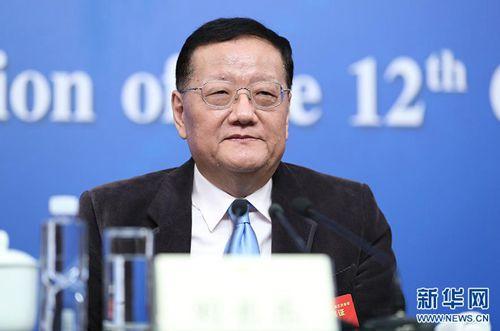 中国侨网3月7日，全国政协十二届五次会议举行“政协委员谈坚定文化自信讲好中国故事”记者会，5位全国政协委员刘长乐、冯骥才、苏士澍、成龙、海霞就弘扬中华优秀传统文化、培育和践行社会主义核心价值观、繁荣发展社会主义文艺、大力发展社会主义先进文化、推动中外人文交流等问题回答记者提问。图为全国政协委员刘长乐。新华网/中国政府网 翟子赫 摄