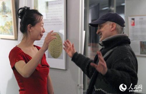 中国侨网来宾与女画家热烈交谈。人民网记者管克江摄