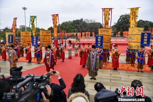 中国侨网大型仿古祭海仪式重现古代帝王祭祀海神的情景。　许青青　摄