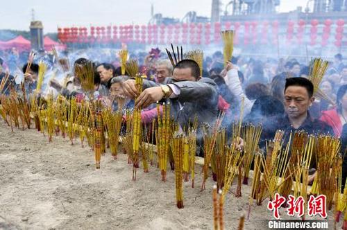 中国侨网大批市民前来南海神庙上香祈福。　许青青 摄