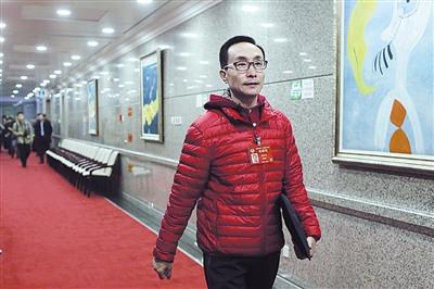 中国侨网巩汉林,全国政协委员、著名演员曾在春晚舞台上,表演过包括《如此包装》在内多个著名小品,广受观众欢迎。新京报记者 侯少卿 摄