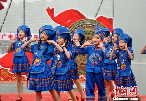 中国侨网3月9日,南宁市武鸣区壮族小歌手在唱山歌。 黄艳梅 摄