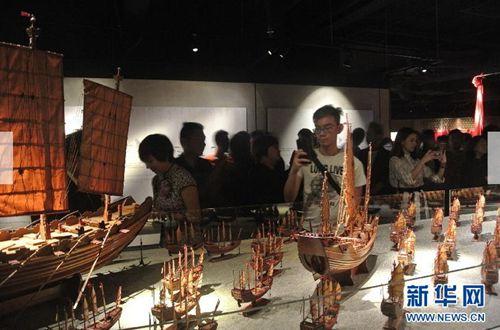 中国侨网槟榔屿当地市民在文化艺术馆内参观拍照。(图片由主办方提供 来源:新华网)