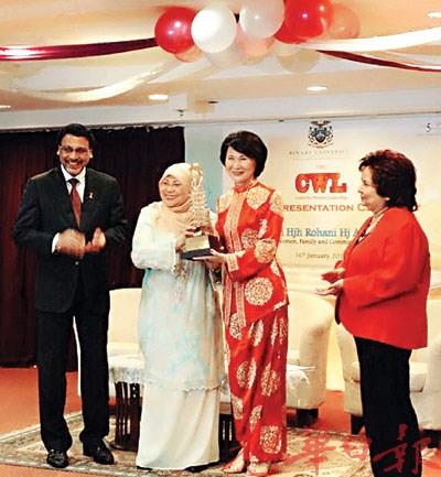 中国侨网戴小华（右）获颁2014年马来西亚“卓越女性奖”。（资料图）