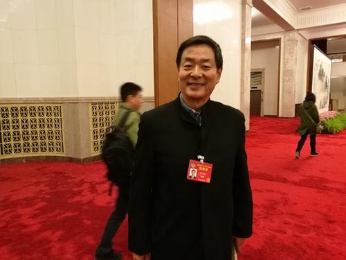 中国侨网濮存昕接受欧洲时报记者采访。（法国《欧洲时报》/孔帆 摄）