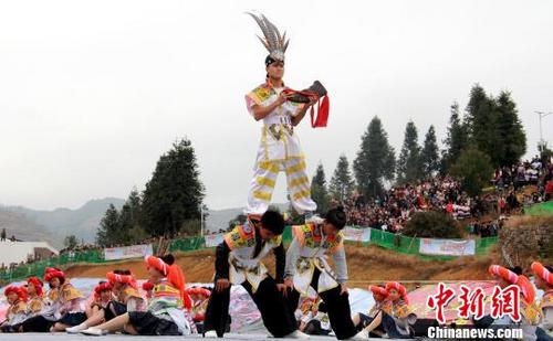 中国侨网3月12日，贵州省六盘水市钟山区南开乡第六十六届“跳花节”开幕，苗族同胞跳花树祭祖先。　祖大华　摄