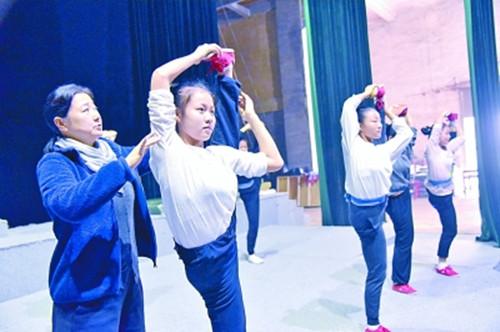 中国侨网在江西省高安采茶剧团舞台上,青少年学员在老师指教下,反复地进行搬脚、跟斗、蛮子等采茶戏基本功训练。这批“娃娃班”学员的培养时间分3年或5年,该团将根据平时表现、考试成绩等择优录取,不断地为“非遗”发展输送人才。(光明日报资料图)