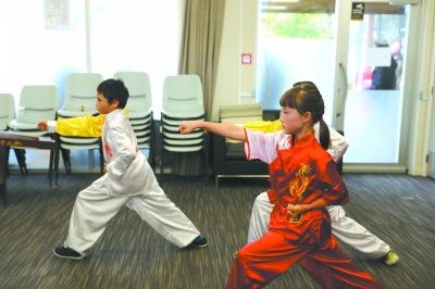 中国侨网华人少年表演少儿五步拳。(张健勇 摄)