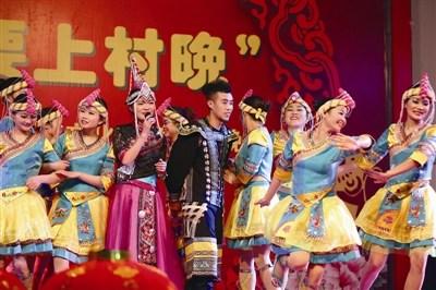 中国侨网图中男歌手为畲族民歌非遗传承人蓝永潇。(资料图)