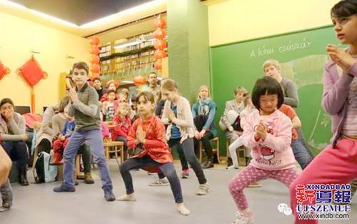 中国侨网孩子们在认真学习中国功夫。(匈牙利《新导报》/乔文 摄)