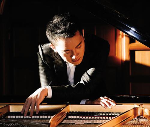 中国侨网华裔钢琴家谢明。(澳洲《新快报》资料图》)