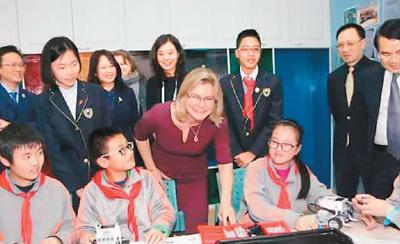 中国侨网英国教育界人士到上海一所学校参观交流