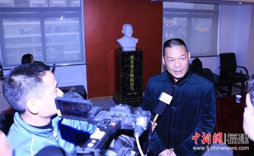 中国侨网胡成武接受海内外媒体采访。