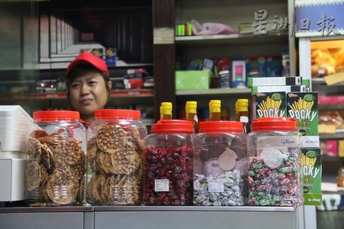 中国侨网马来西亚峇市一些传统咖啡店仍在柜台兜售花生饼。(马来西亚《星洲日报》)
