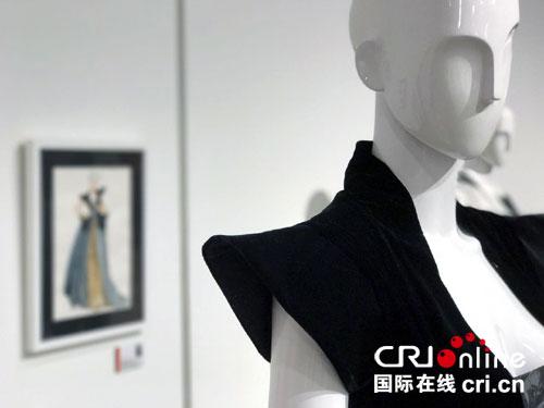 中国侨网“时代映像——中国时装艺术精品展”于3月18日在新加坡中国文化中心开幕。