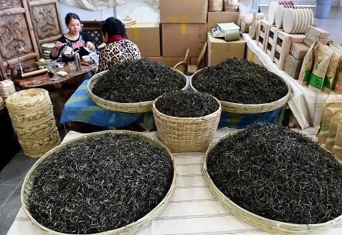 中国侨网资料图:顾客在云南茶博会上品尝普洱茶。(新华社记者 蔺以光 摄)