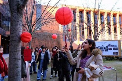 中国侨网猜灯谜活动现场。(西班牙《欧华报》资料图)