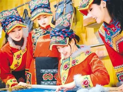 中国侨网图为3月19日羌族妇女正在制作羌绣。(本报记者 张文 摄) 