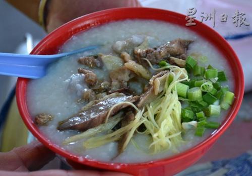 中国侨网万记猪杂粥大王,源自第一代美食开拓者邓宝万的大名。(马来西亚《星洲日报》/谢仲洋 摄)