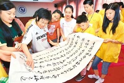 中国侨网寻根之旅夏令营上，杭州学生与华裔学生交流书法作品。 李忠 摄